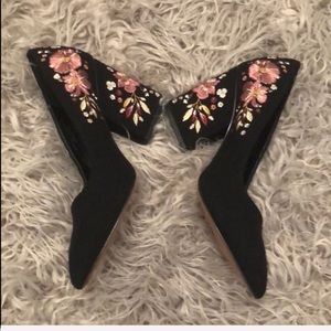 99% BRAND NEW FLORAL HEELS